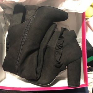 Selling brand new never worn tall heels boots asking for 30 size 8